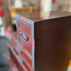 【武蔵小山店】 階段箪笥 階段タンス 和家具 和風家具 収納棚 飾り棚 和モダン アンティーク家具 ビンテージ家具 古民家風 レトロ家具 和箪笥 和ダンス 民芸家具 和風インテリア 木製家具 中古家具 和テイスト家具 飾り箪笥 階段型収納の画像
