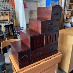 【武蔵小山店】 階段箪笥 階段タンス 和家具 和風家具 収納棚 飾り棚 和モダン アンティーク家具 ビンテージ家具 古民家風 レトロ家具 和箪笥 和ダンス 民芸家具 和風インテリア 木製家具 中古家具 和テイスト家具 飾り箪笥 階段型収納の画像
