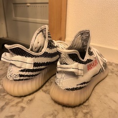 Yeezy Boost 350 V2 ホワイト/ブラック/レッドの画像