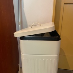 白いゴミ箱　0円　の画像