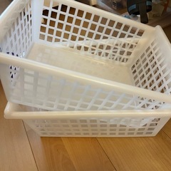 プラスチックのカゴ3点まとめての画像
