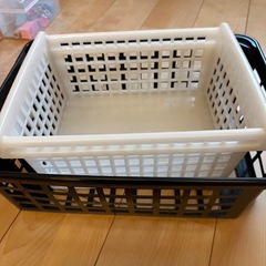 プラスチックのカゴ3点まとめての画像