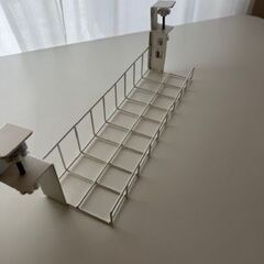 IKEA　オールホワイト　デスク机　＆　ケーブルオーガナイザー　セットの画像