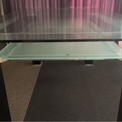 天板がガラスのテーブルの画像