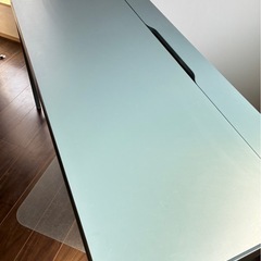 IKEAのデスクの画像