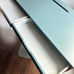 IKEAのデスクの画像