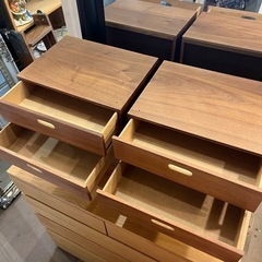 【武蔵小山店】 無印 無印良品 MUJI スタッキングチェスト スタッキング収納 引き出しチェスト 小物収納チェスト ウォールナット ウォールナット材 木製チェスト 卓上チェスト デスク収納 北欧風チェスト ナチュラル家具 小型収納 書類収納 4段チェスト 中古家具 美品チェスト　【在庫２点 各売り価格】の画像