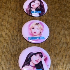 TWICE缶バッジ　　8個セットの画像