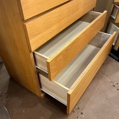 【武蔵小山店】 無印 無印良品 MUJI 木製チェスト 4段チェスト オーク材チェスト チェスト タンス 引き出しチェスト 衣類収納 ナチュラル家具 北欧風チェスト 無印木製収納 スライドレールチェスト 無印家具 美品チェスト 中古家具の画像