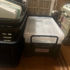 プラスチック製のケースや折りたたみコンテナ多数の画像