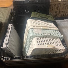 プラスチック製のケースや折りたたみコンテナ多数の画像