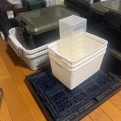 プラスチック製のケースや折りたたみコンテナ多数の画像