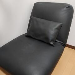 黒のリクライニング脚付ソファーの画像