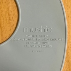 【美品】mushie シリコンヒブお食事エプロン　定価3,300円の画像