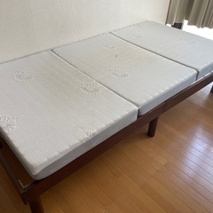 差し上げます　シンプル　木目調ベッドの画像