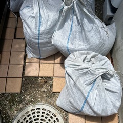 土のう袋に詰めた残土の画像
