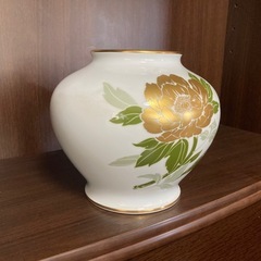 大倉陶園 金彩　牡丹花瓶の画像