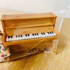シルバニアファミリー　うさぎ　子ども　オルガン　ピアノ　おもちゃの画像
