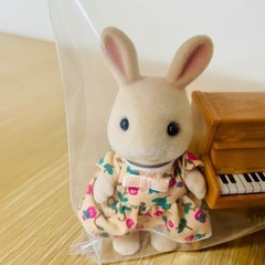 シルバニアファミリー　うさぎ　子ども　オルガン　ピアノ　おもちゃの画像