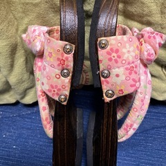 お祭りなどに❗️ピンク花柄下駄★usedの画像