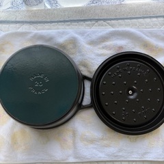(お取引終了)Staubピコココットラウンド黒20cm料理本付きの画像
