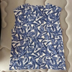 ボタニカル柄ノースリーブTシャツの画像