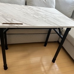 【無料‼️】大理石柄折りたたみテーブルの画像