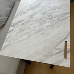【無料‼️】大理石柄折りたたみテーブルの画像