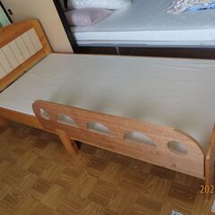 木製シングルベッドの画像