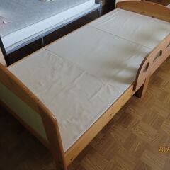 木製シングルベッドの画像