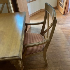 伸縮ダイニングテーブルと椅子6脚の画像