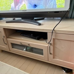 液晶テレビとテレビ台の画像