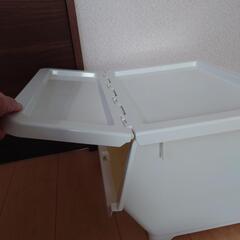 横がパカッと開いて取り出し簡単収納ケースの画像