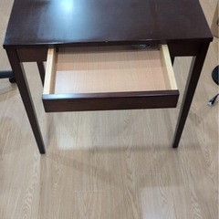引き出し付きテーブルの画像