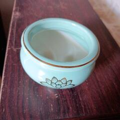 青い陶器製香炉 蓮の花装飾の画像