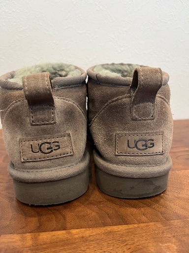 UGG クラシック ウルトラ ミニブーツ