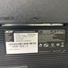 パソコン画面と周辺機器デスクトップテーブルのセットです。本体はありませんの画像