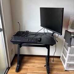 パソコン画面と周辺機器デスクトップテーブルのセットです。本体はありませんの画像