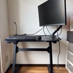 パソコン画面と周辺機器デスクトップテーブルのセットです。本体はありませんの画像