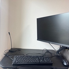 パソコン画面と周辺機器デスクトップテーブルのセットです。本体はありませんの画像