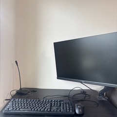 パソコン画面と周辺機器デスクトップテーブルのセットです。本体はありませんの画像