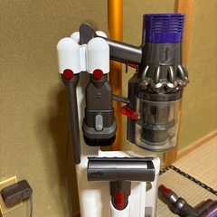 ダイソンＶ10 専用スタンド　付属品多数　分解清掃済み　予備バッテリーおまけの画像