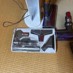 ダイソンＶ10 専用スタンド　付属品多数　分解清掃済み　予備バッテリーおまけの画像