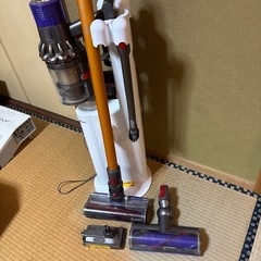 ダイソンＶ10 専用スタンド　付属品多数　分解清掃済み　予備バッテリーおまけの画像