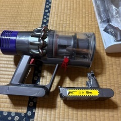 ダイソンＶ10 専用スタンド　付属品多数　分解清掃済み　予備バッテリーおまけの画像