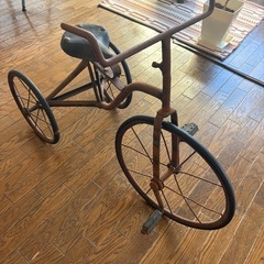 アンティークの三輪車の画像