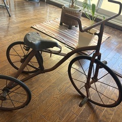 アンティークの三輪車の画像