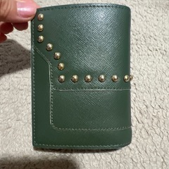 MARNI グリーン スタッズ 二つ折り財布の画像