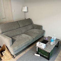 📣【配送料のみでお譲りします】3人掛けグレーモダンソファ🛋️ ※引越し先に搬入できず、泣く泣く手放します…！の画像
