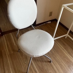 IKEAのテーブルと椅子セットの画像